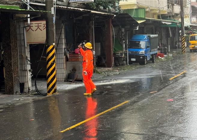 旗津中洲三路傳出電線被吹落的鐵皮屋頂割斷，造成一名男子觸電，台電人員趕到現場進行搶修。（民眾提供／郭良傑高雄傳真）