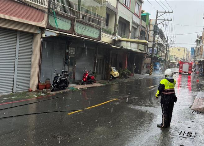 旗津中洲三路傳出有民眾遭電擊，警方到場維持交通秩序。（民眾提供／郭良傑高雄傳真）