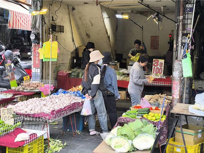 婆婆媽媽搶著買青菜。（李京昇攝）