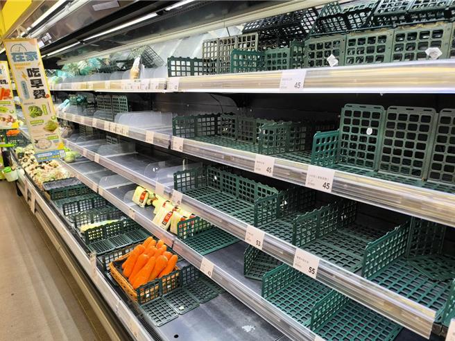 各大超市賣場架上被搶購一空。（李京昇攝）