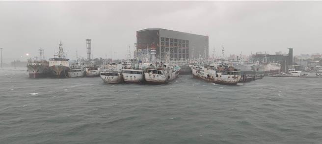 漁船漂出前鎮漁港至港區水域，拖船在旁戒護。（翻攝照片／洪靖宜高雄傳真）