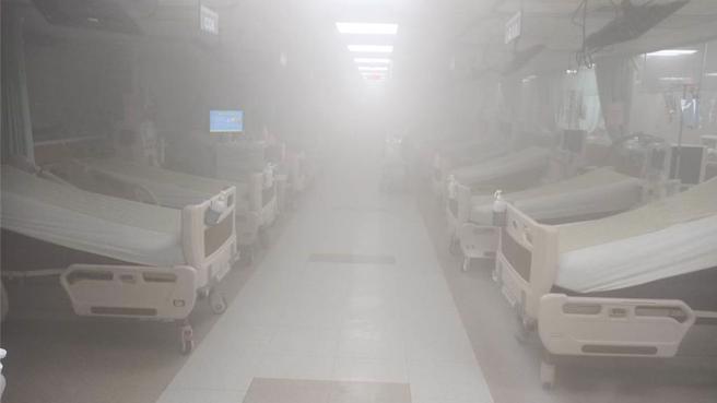 基隆长庚医院于3日中午12时惊传火警，位在医院13楼的顶层管道间突然冒出大量白烟，基隆市消防局紧急前往灌救，并成功疏散126人，无人员受困。（基隆市消防局提供／徐佑升基隆传真）