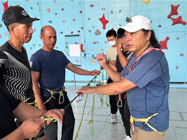 花蓮縣政府提升原住民族職業技能，今年與東華大學合作，首度規畫山域嚮導培訓課程，傳授族人山域專業知識及實務操作技能，藉此強化族人就業競爭力，推動原民經濟發展。（花蓮縣政府提供／羅亦晽花蓮傳真）