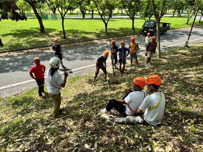 花蓮縣政府提升原住民族職業技能，今年與東華大學合作，首度規畫山域嚮導培訓課程，傳授族人山域專業知識及實務操作技能，藉此強化族人就業競爭力，推動原民經濟發展。（花蓮縣政府提供／羅亦晽花蓮傳真）