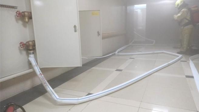 基隆长庚医院于3日中午12时惊传火警，位在医院13楼的顶层管道间突然冒出大量白烟，基隆市消防局紧急前往灌救，并成功疏散126人，无人员受困。（基隆市消防局提供／徐佑升基隆传真）