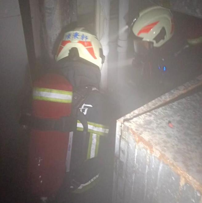 基隆长庚医院于3日中午12时惊传火警，位在医院13楼的顶层管道间突然冒出大量白烟，基隆市消防局紧急前往灌救，并成功疏散126人，无人员受困。（基隆市消防局提供／徐佑升基隆传真）