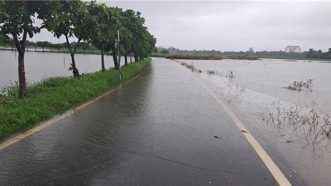 宜蘭縣設置80處淹水感測器，在山陀兒颱風中有10處有觸發淹水紀錄，圖為受山陀兒颱風影響，五十二甲溼地旁道路淹水情形與所設置的感測器。（宜蘭縣政府提供）