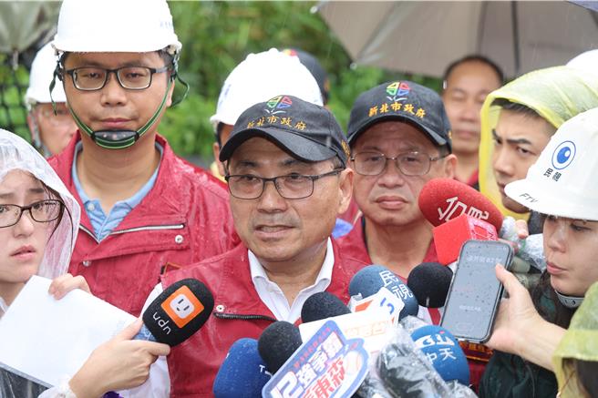 新北市長侯友宜今（3）日前往視察瑞芳高工後方邊坡道路土石滑落搶修進度。（陳慰慈攝）