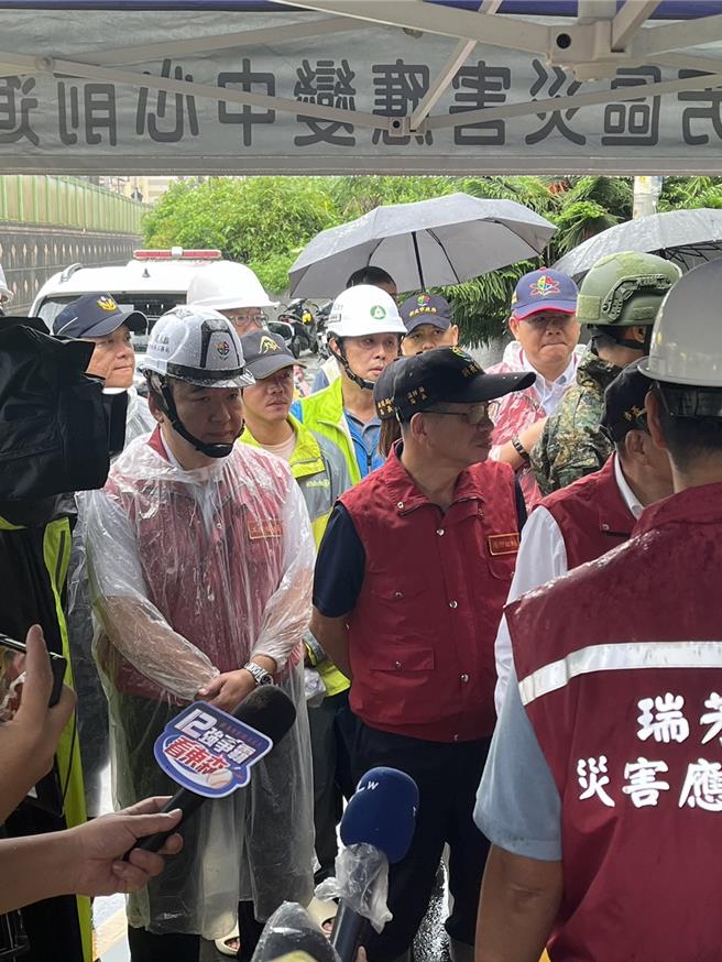 新北市工務局長馮兆麟（左）今（3）日陪同市長侯友宜前往視察瑞芳高工後方邊坡道路土石滑落，預估坡面搶災復建工程工期要4個月，費用約1500萬元。（新北市工務局提供）