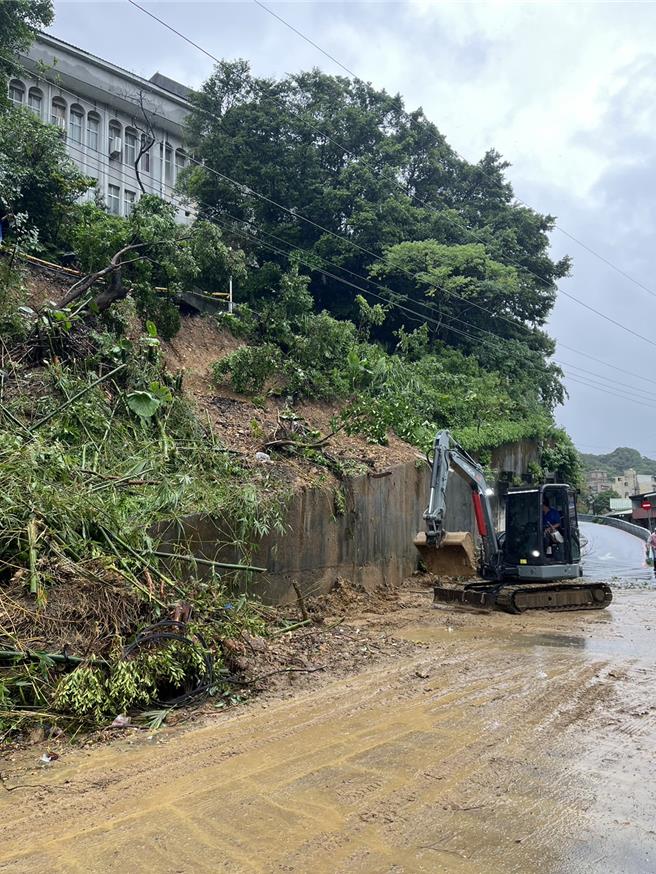  「山陀兒」為瑞芳帶來豪大雨，導致瑞芳嚴重積淹水，瑞芳高工後方邊坡道路土石滑落。（新北市工務局提供）