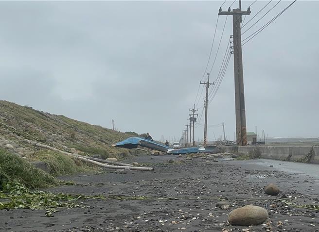 山陀儿颱风来袭，云林县沿海地区3日出现9级以上阵风，台西乡多处水防道路因堤防砂石崩落无法通行，甚至出现船筏被强风吹到水防道路挡道情况。（张朝欣摄）