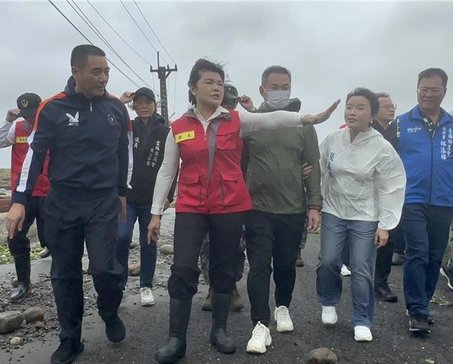 山陀儿颱风来袭，云林县沿海地区3日出现9级以上阵风，县长张丽善（前左二）率队勘灾，强调台西新兴海堤已20余年未整修，老旧且高度不足，需改建长度约1.9公里，已向中央争取经费。（张朝欣摄）
