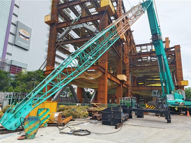 台中市西屯區建築工地起重吊臂突然90度下折，民眾誤以為是被颱風吹斷，虛驚一場。（都發局提供）