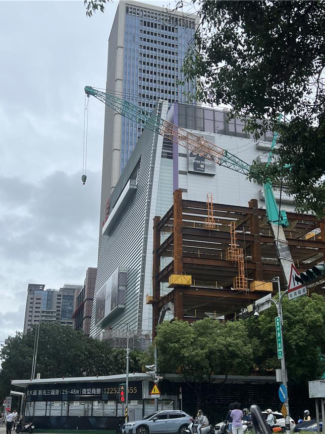 台中市西屯區建築工地起重吊臂突然90度下折，民眾誤以為是被颱風吹斷，虛驚一場。（林欣儀攝）