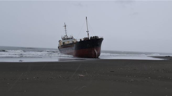 原本船頭朝南與海岸線平行的蘇菲亞號，經過山陀兒颱風侵襲，船身轉朝東面向陸地，船體明顯傾斜，持續受海浪侵襲。（程炳璋攝）
