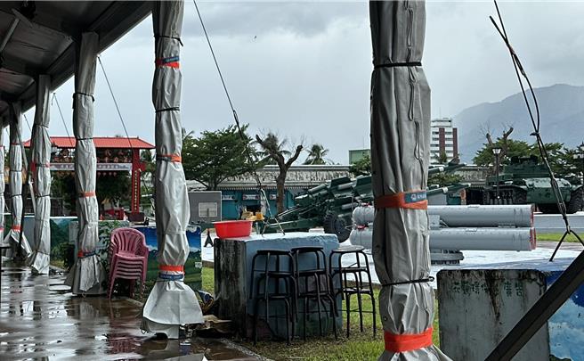 7月凯米颱风摊商损失惨重，这次东大门夜市摊商牢固生财器具。（业者提供）