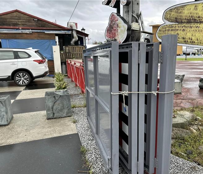 7月凯米颱风摊商损失惨重，这次东大门夜市摊商牢固生财器具。（业者提供）