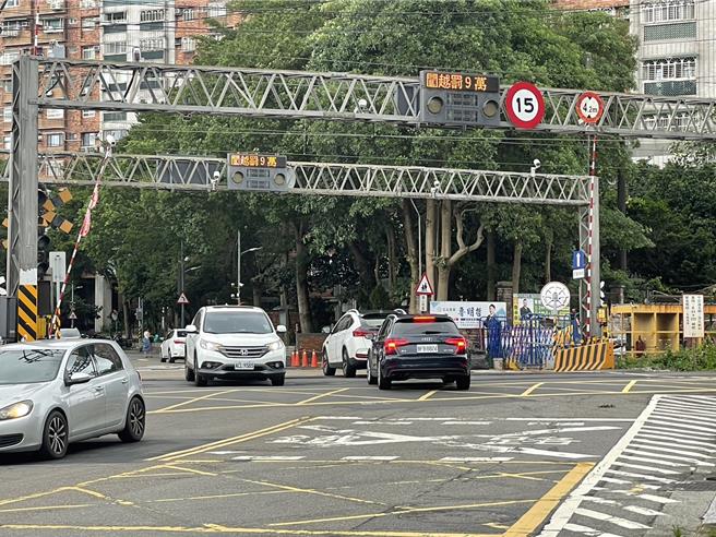 配合铁路地下化工程 中坜永福路10月6日起交维採单线双向通行，地方忧交通大打结。(吕筱蝉摄)