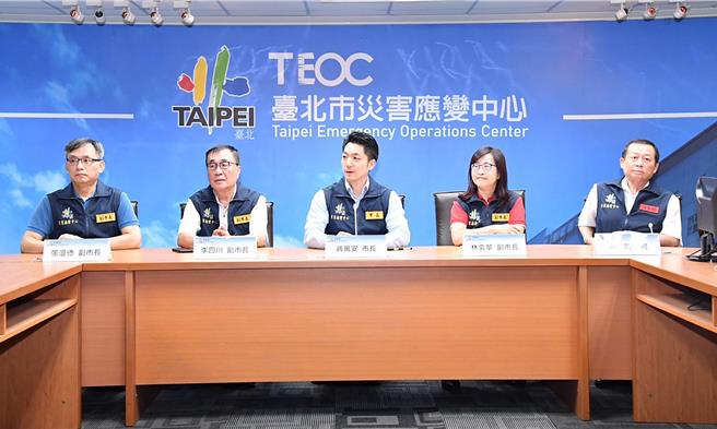 台北市长蒋万安（中）3日受访时表示，目前将按照既定计画办理，漏水的部分远雄积极处理当中；副市长李四川（左二）补充说明，目前正在施作防水胶带，以达到阻漏效果。（台北市政府提供／丁上程台北传真）