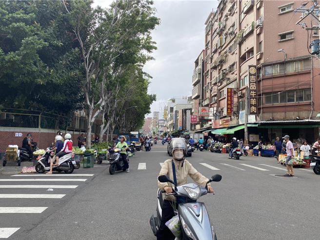 新竹市今年上半年1至6月不禮讓行人「取締王」路口，是位在大菜市旁的民主路、自由路95巷口。（陳育賢攝）