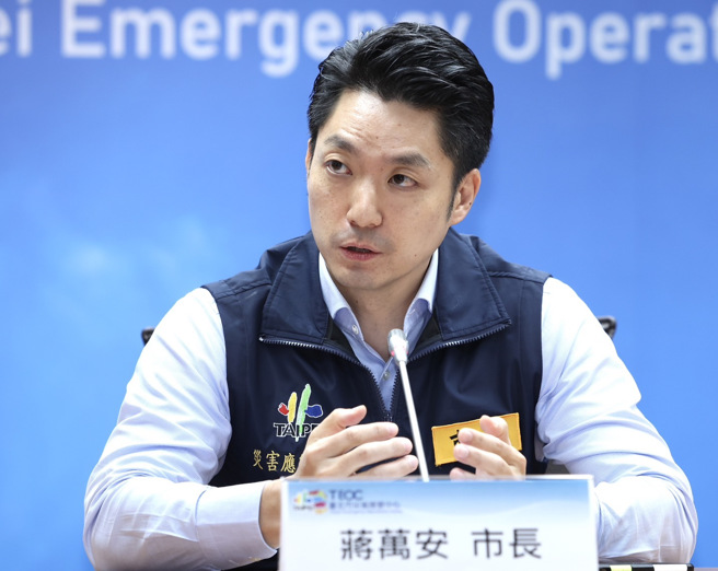 台北市长蒋万安（见图）3日主持山陀儿颱风第4次工作会报，会后受访针对国庆晚会大巨蛋漏水问题，表示已要求远雄尽速处理。（ 陈俊吉摄）