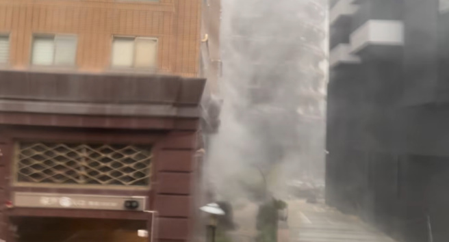 高雄午後風雨越來越明顯，民眾在前金區旁拍到驚人風勢，讓網友全嚇翻。（圖／網友授權提供）