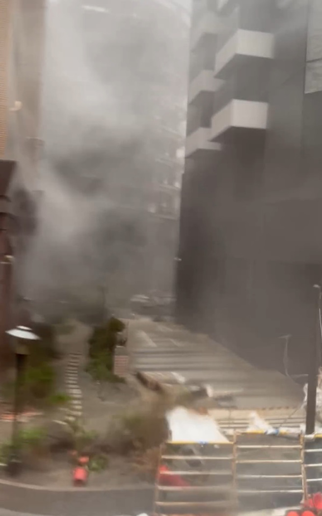 高雄午後風雨越來越明顯，民眾在前金區旁拍到驚人風勢，讓網友全嚇翻。（圖／網友授權提供）