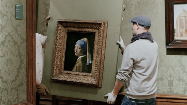 紀錄片《靠近維梅爾》揭示X光掃描技術取得了400年來的突破新發現，原來〈戴珍珠耳環的少女〉的背景並非黑色。（圖／海鵬影業提供）