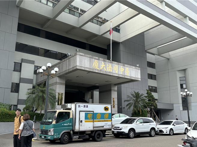 台中男老师与未成年学生发生不伦恋还拍性爱影片，台中地院认男教师赔偿30万元和解，判刑2年、缓刑5年。（冯惠宜摄）