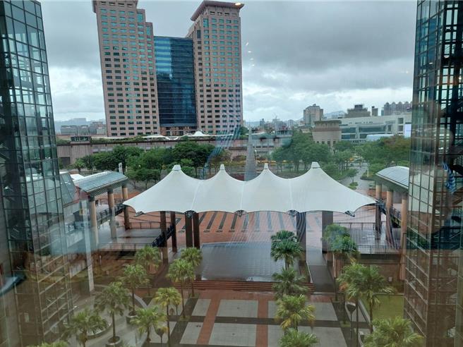 受颱風「山陀兒」影響，新北今風雨不大也放了颱風假。（陳慰慈攝）