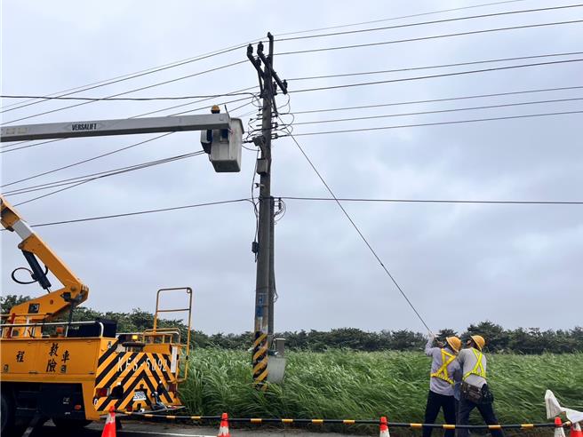 山陀儿颱风来袭，云林县沿海地区出现9级以上阵风，台电公司3日表示云林停电累积户数一度突破1万5000户，目前停电户数大约还有1600多户，工程人员持续全力抢修中。（台电云林区营业处提供／张朝欣云林传真）