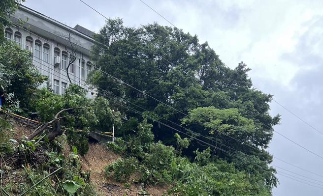「山陀兒」為瑞芳帶來豪大雨，導致瑞芳嚴重積淹水，瑞芳高工後方邊坡道路土石滑落。（新北市工務局提供）
