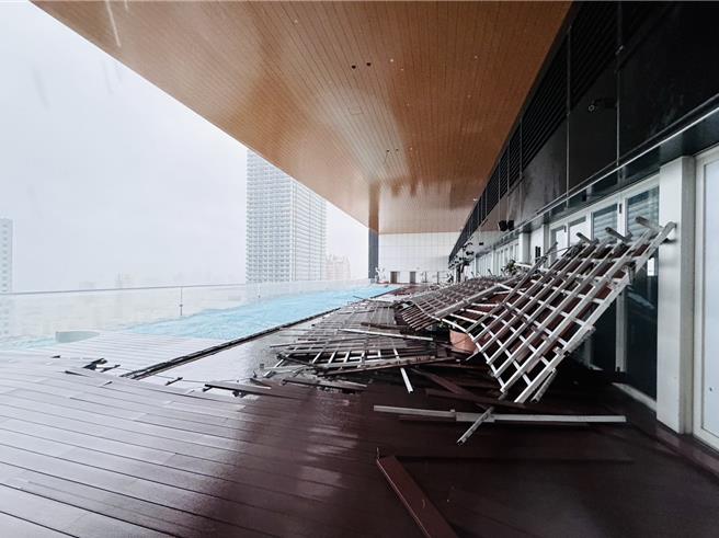 山陀儿颱风强势袭击南台湾，高雄成第一线重灾区，邻近高雄港的承亿酒店以无边际泳池闻名，但泳池不敌强风豪雨，泳池周边受损。（承亿酒店提供／洪浩轩高雄传真）