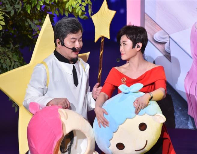 黄国伦（左）在《跨界歌王》扮成KikiLala洁恩寇乃馨惊喜。（本人提供）