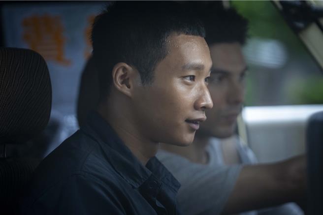 ▲黄冠智角色在《人生清理员》领便当，看见大家的心痛难过外也感受到满满的爱。（图／果陀娱乐提供）