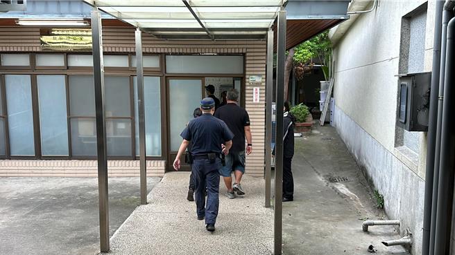 台中市西屯区沙发工厂2日清晨发生火警，造成3人死亡，检警3日进行相验。（冯惠宜摄）