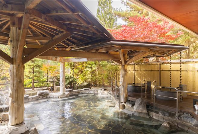 日本岩手花卷温泉中的红叶馆饭店、花卷温泉饭店，皆可泡露天温泉同时欣赏枫红美景。（旅天下提供）