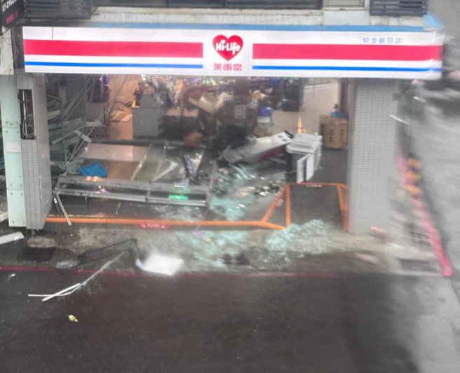 高雄莱尔富整片玻璃遭强风吹爆碎裂一地。(翻摄自记者爆料网)