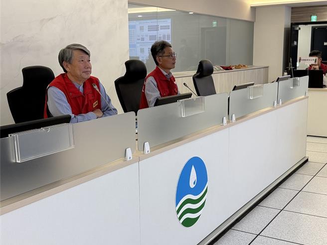 經濟部長郭智輝(左)上午視察山陀兒颱風災害應變情形，指示穩定水電供應。(經濟部提供)