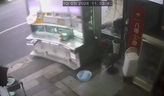 高雄楠梓一间槟榔摊不敌强风摊位遭吹走。（图／翻摄自记者爆料网）