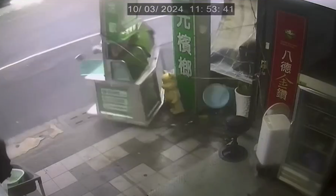 高雄楠梓一间槟榔摊不敌强风摊位遭吹走。（图／翻摄自记者爆料网）