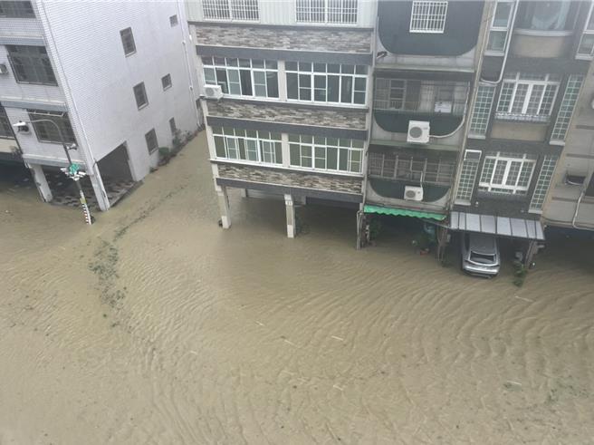 高雄市鼓山区铭传路一带传出淹水，整个路面都是黄泥色。（郭良杰摄）