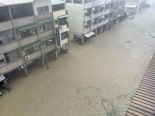 整条铭传路都泡在水中。（郭良杰摄）