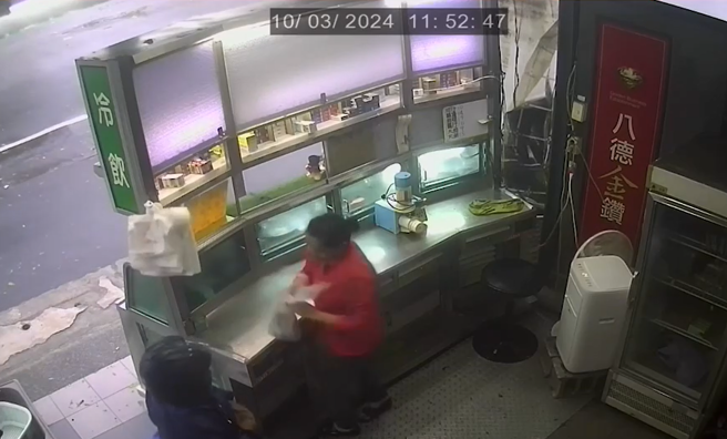 高雄楠梓一间槟榔摊不敌强风摊位遭吹走，上一秒老板娘才在帮顾客结帐。（图／翻摄自记者爆料网）