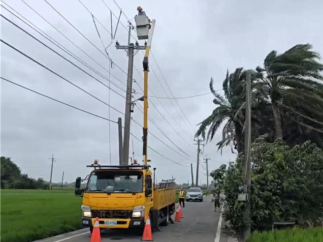 台電工程人員頂著強風搶修供電設施。（台電提供／孫英哲彰化傳真）
