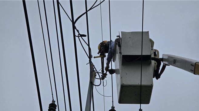 台電工程人員頂著強風搶修供電設施。（台電提供／孫英哲彰化傳真）