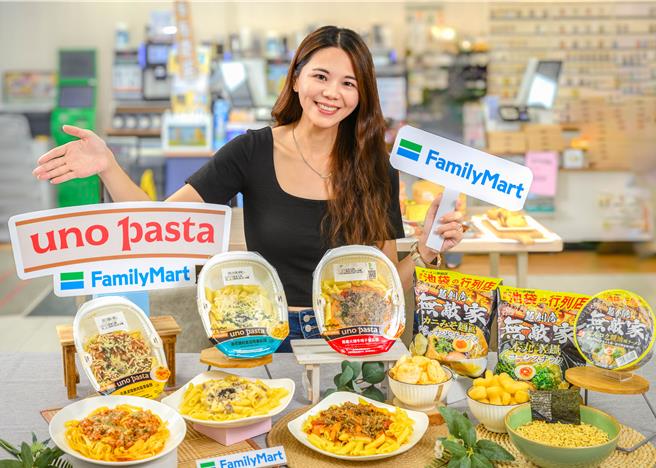 全家迎接食欲之秋，自有品牌uno pasta携solo pasta推正统义大利麵满足老饕；同步推东京无敌家大蒜豚骨酱油风味泡麵、零食等。（全家提供／朱世凯台北传真）