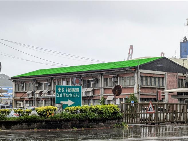 基隆港警總隊港東分隊廳舍的屋頂，鋪設了一層人工草皮，用以解決防漏及隔熱的問題。（張志康攝）