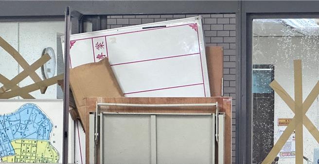 三民一分局中午12点半左右，办公室窗户突然遭强风吹落，玻璃喷溅伤2人。（民眾提供／纪爰高雄传真）