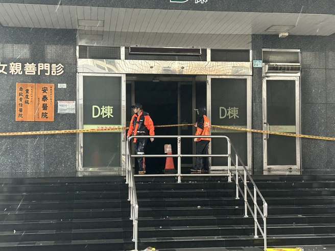 屏东东港安泰医院今（3日）上午发生火警，初步研判疑似2楼配电室起火酿祸，目前已造成9人死亡、1人失联。（图／谢佳潾摄）
